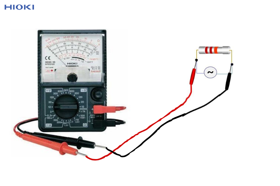 Cắm que đo đúng vị trí để đo điện áp