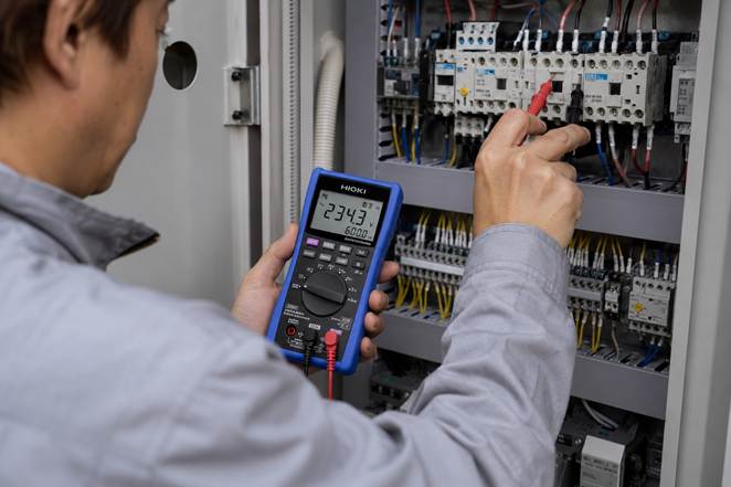 Hình khi sử dụng đồng hồ đo điện áp Hioki trong thực tế
