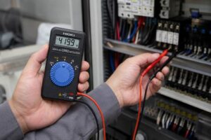 Hình Hioki 3244-60 đo điện áp trong môi trường thực tế
